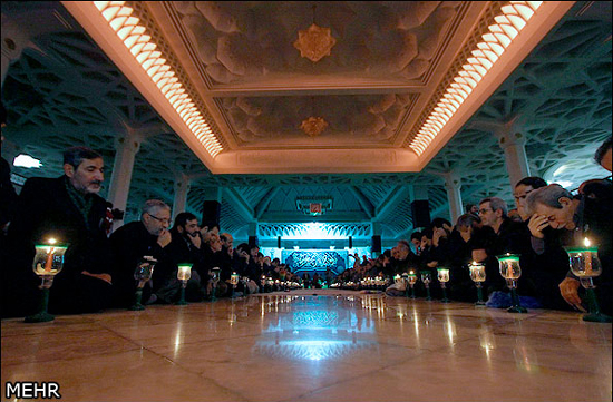 گزارش تصویری / مراسم شمع گردانی خادمان حرم حضرت معصومه (سلام الله علیها)