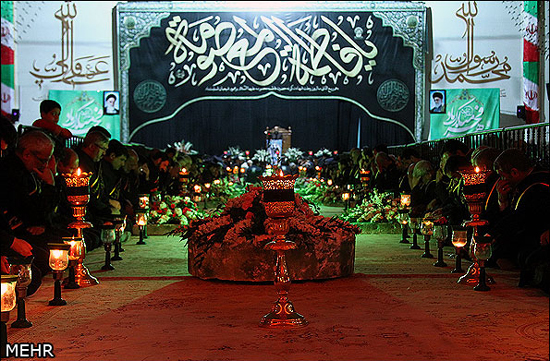 گزارش تصویری / مراسم شمع گردانی خادمان حرم حضرت معصومه (سلام الله علیها)