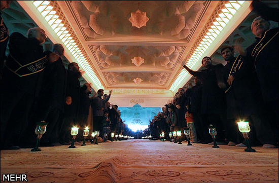 گزارش تصویری / مراسم شمع گردانی خادمان حرم حضرت معصومه (سلام الله علیها)