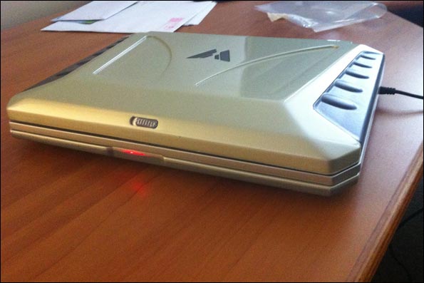 ساخت لپ تاپ خورشیدی با 10 ساعت کارایی بدون برق + تصاویر