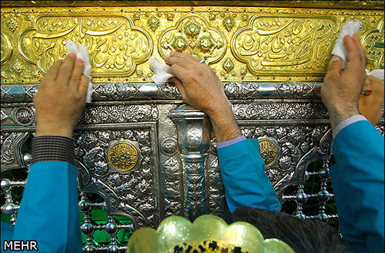 گزارش تصویری آئین غبار روبی ضریح حرم مطهر حضرت فاطمه معصومه (سلام الله علیها) گزارش تصویری / غبار روبی ضریح مطهر حضرت معصومه (سلام الله علیها)