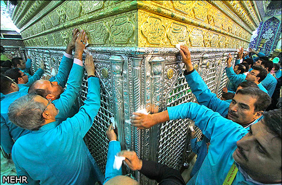 گزارش تصویری آئین غبار روبی ضریح حرم مطهر حضرت فاطمه معصومه (سلام الله علیها) گزارش تصویری / غبار روبی ضریح مطهر حضرت معصومه (سلام الله علیها)