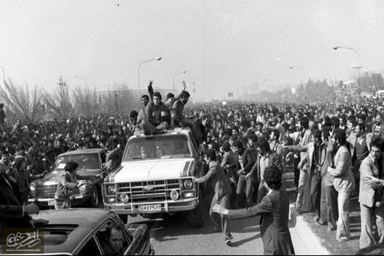 گزارش تصویری / بازگشت امام خمینی به میهن و آغاز دهه فجر / روز 12 بهمن 1357، پرشکوه ترین استقبال تاریخی رقم خورد و هواپیمای ایرفرانس در حوالی ساعت 9 صبح در فرودگاه مهرآباد نشست و حضرت امام خمینی (ره) رهبر کبیر انقلاب اسلامی، با قلبی آرام و مطمئن پس از 15 سال هجرت، پا به خاک میهن اسلامی گذاشتند.صدها خبرنگار و عکاس و فیلمبردار به ثبت این رویداد تاریخی پرداختند. جمعیت استقبال کننده در طول 33 کیلومتر از فرودگاه امام تا بهشت زهرا که مقصد بعدی امام بود. بین 4 تا 8 میلیون نفر تخمین زده می‌شد. حضرت امام خمینی (ره) از فرودگاه مستقیما به بهشت زهرا رفتند و ضمن ادای احترام به شهدای انقلاب اسلامی، سخنرانی تاریخی خود را در آنجا ایراد کردند.