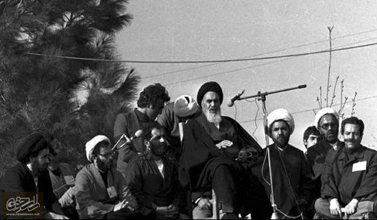 گزارش تصویری / بازگشت امام خمینی به میهن و آغاز دهه فجر / روز 12 بهمن 1357، پرشکوه ترین استقبال تاریخی رقم خورد و هواپیمای ایرفرانس در حوالی ساعت 9 صبح در فرودگاه مهرآباد نشست و حضرت امام خمینی (ره) رهبر کبیر انقلاب اسلامی، با قلبی آرام و مطمئن پس از 15 سال هجرت، پا به خاک میهن اسلامی گذاشتند.صدها خبرنگار و عکاس و فیلمبردار به ثبت این رویداد تاریخی پرداختند. جمعیت استقبال کننده در طول 33 کیلومتر از فرودگاه امام تا بهشت زهرا که مقصد بعدی امام بود. بین 4 تا 8 میلیون نفر تخمین زده می‌شد. حضرت امام خمینی (ره) از فرودگاه مستقیما به بهشت زهرا رفتند و ضمن ادای احترام به شهدای انقلاب اسلامی، سخنرانی تاریخی خود را در آنجا ایراد کردند.