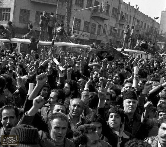 گزارش تصویری / بازگشت امام خمینی به میهن و آغاز دهه فجر / روز 12 بهمن 1357، پرشکوه ترین استقبال تاریخی رقم خورد و هواپیمای ایرفرانس در حوالی ساعت 9 صبح در فرودگاه مهرآباد نشست و حضرت امام خمینی (ره) رهبر کبیر انقلاب اسلامی، با قلبی آرام و مطمئن پس از 15 سال هجرت، پا به خاک میهن اسلامی گذاشتند.صدها خبرنگار و عکاس و فیلمبردار به ثبت این رویداد تاریخی پرداختند. جمعیت استقبال کننده در طول 33 کیلومتر از فرودگاه امام تا بهشت زهرا که مقصد بعدی امام بود. بین 4 تا 8 میلیون نفر تخمین زده می‌شد. حضرت امام خمینی (ره) از فرودگاه مستقیما به بهشت زهرا رفتند و ضمن ادای احترام به شهدای انقلاب اسلامی، سخنرانی تاریخی خود را در آنجا ایراد کردند.