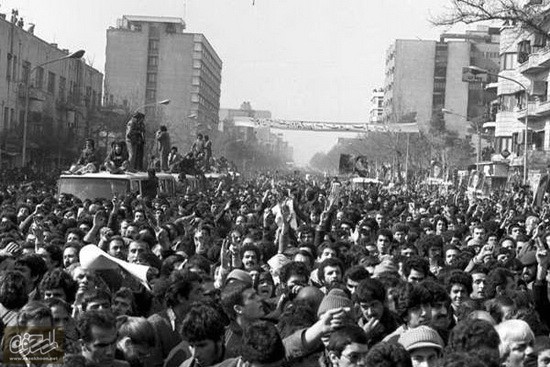 گزارش تصویری / بازگشت امام خمینی به میهن و آغاز دهه فجر / روز 12 بهمن 1357، پرشکوه ترین استقبال تاریخی رقم خورد و هواپیمای ایرفرانس در حوالی ساعت 9 صبح در فرودگاه مهرآباد نشست و حضرت امام خمینی (ره) رهبر کبیر انقلاب اسلامی، با قلبی آرام و مطمئن پس از 15 سال هجرت، پا به خاک میهن اسلامی گذاشتند.صدها خبرنگار و عکاس و فیلمبردار به ثبت این رویداد تاریخی پرداختند. جمعیت استقبال کننده در طول 33 کیلومتر از فرودگاه امام تا بهشت زهرا که مقصد بعدی امام بود. بین 4 تا 8 میلیون نفر تخمین زده می‌شد. حضرت امام خمینی (ره) از فرودگاه مستقیما به بهشت زهرا رفتند و ضمن ادای احترام به شهدای انقلاب اسلامی، سخنرانی تاریخی خود را در آنجا ایراد کردند.