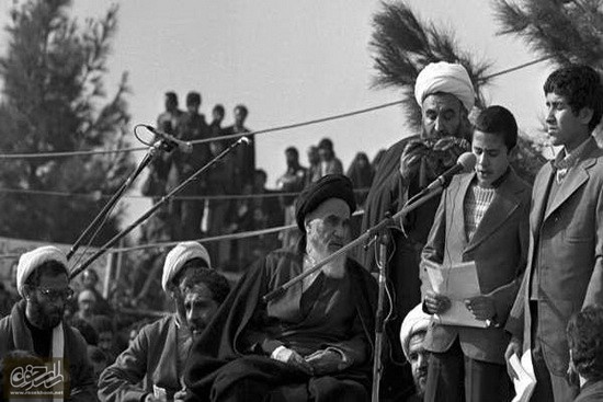 گزارش تصویری / بازگشت امام خمینی به میهن و آغاز دهه فجر / روز 12 بهمن 1357، پرشکوه ترین استقبال تاریخی رقم خورد و هواپیمای ایرفرانس در حوالی ساعت 9 صبح در فرودگاه مهرآباد نشست و حضرت امام خمینی (ره) رهبر کبیر انقلاب اسلامی، با قلبی آرام و مطمئن پس از 15 سال هجرت، پا به خاک میهن اسلامی گذاشتند.صدها خبرنگار و عکاس و فیلمبردار به ثبت این رویداد تاریخی پرداختند. جمعیت استقبال کننده در طول 33 کیلومتر از فرودگاه امام تا بهشت زهرا که مقصد بعدی امام بود. بین 4 تا 8 میلیون نفر تخمین زده می‌شد. حضرت امام خمینی (ره) از فرودگاه مستقیما به بهشت زهرا رفتند و ضمن ادای احترام به شهدای انقلاب اسلامی، سخنرانی تاریخی خود را در آنجا ایراد کردند.