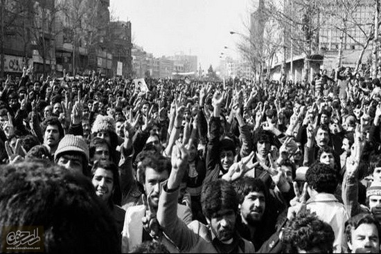گزارش تصویری / بازگشت امام خمینی به میهن و آغاز دهه فجر / روز 12 بهمن 1357، پرشکوه ترین استقبال تاریخی رقم خورد و هواپیمای ایرفرانس در حوالی ساعت 9 صبح در فرودگاه مهرآباد نشست و حضرت امام خمینی (ره) رهبر کبیر انقلاب اسلامی، با قلبی آرام و مطمئن پس از 15 سال هجرت، پا به خاک میهن اسلامی گذاشتند.صدها خبرنگار و عکاس و فیلمبردار به ثبت این رویداد تاریخی پرداختند. جمعیت استقبال کننده در طول 33 کیلومتر از فرودگاه امام تا بهشت زهرا که مقصد بعدی امام بود. بین 4 تا 8 میلیون نفر تخمین زده می‌شد. حضرت امام خمینی (ره) از فرودگاه مستقیما به بهشت زهرا رفتند و ضمن ادای احترام به شهدای انقلاب اسلامی، سخنرانی تاریخی خود را در آنجا ایراد کردند.
