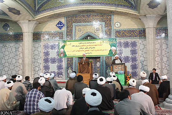 گزارش تصویری / تجلیل از مقام آیت الله العظمی جوادی آملی به مناسبت روز معلم انجام شد : گزارش تصویری / تجلیل از مقام آیت الله العظمی جوادی آملی / تعدادی از شاگردان درس خارج آیتالله العظمی جوادی آملی طی مراسمی در مدرسه فیضیه قم از مجاهدتهای علمی و عرفانی این استاد برجسته حوزه و مفسر بزرگ قرآن کریم قدردانی کردند.