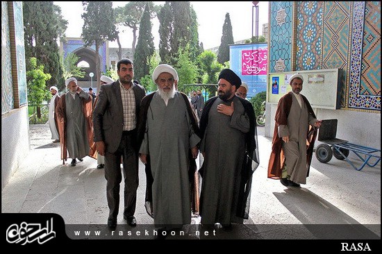 گزارش تصویری / درس خارج فقه آیت الله مظاهری در مدرسه صدر بازار اصفهان / درس خارج فقه آیت الله العظمی شیخ حسین مظاهری رئیس حوزه علمیه اصفهان در مدرسه صدر بازار اصفهان هر روز با حضور طلاب و روحانیون برگزار میگردد. 