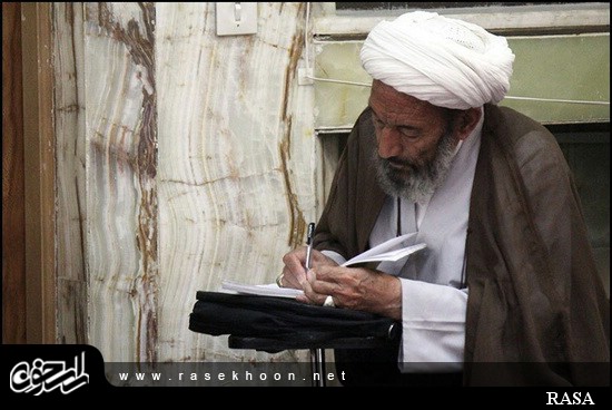 گزارش تصویری / درس خارج فقه آیت الله مظاهری در مدرسه صدر بازار اصفهان / درس خارج فقه آیت الله العظمی شیخ حسین مظاهری رئیس حوزه علمیه اصفهان در مدرسه صدر بازار اصفهان هر روز با حضور طلاب و روحانیون برگزار میگردد. 