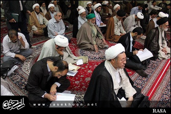 گزارش تصویری / درس خارج فقه آیت الله مظاهری در مدرسه صدر بازار اصفهان / درس خارج فقه آیت الله العظمی شیخ حسین مظاهری رئیس حوزه علمیه اصفهان در مدرسه صدر بازار اصفهان هر روز با حضور طلاب و روحانیون برگزار میگردد. 