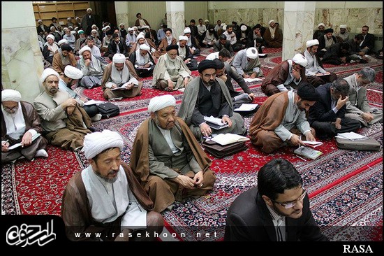 گزارش تصویری / درس خارج فقه آیت الله مظاهری در مدرسه صدر بازار اصفهان / درس خارج فقه آیت الله العظمی شیخ حسین مظاهری رئیس حوزه علمیه اصفهان در مدرسه صدر بازار اصفهان هر روز با حضور طلاب و روحانیون برگزار میگردد. 