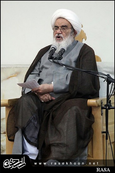 گزارش تصویری / درس خارج فقه آیت الله مظاهری در مدرسه صدر بازار اصفهان / درس خارج فقه آیت الله العظمی شیخ حسین مظاهری رئیس حوزه علمیه اصفهان در مدرسه صدر بازار اصفهان هر روز با حضور طلاب و روحانیون برگزار میگردد. 