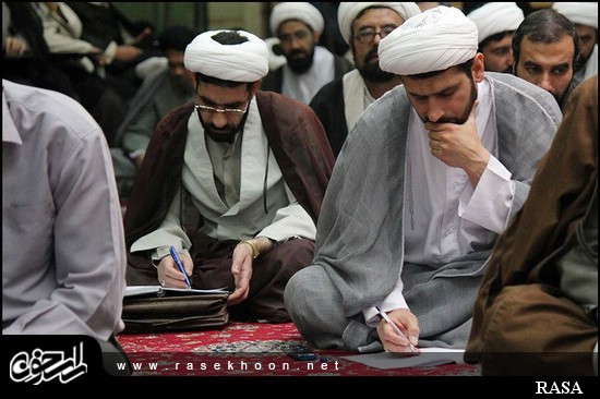 گزارش تصویری / درس خارج فقه آیت الله مظاهری در مدرسه صدر بازار اصفهان / درس خارج فقه آیت الله العظمی شیخ حسین مظاهری رئیس حوزه علمیه اصفهان در مدرسه صدر بازار اصفهان هر روز با حضور طلاب و روحانیون برگزار میگردد. 