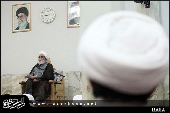 گزارش تصویری / درس خارج فقه آیت الله مظاهری در مدرسه صدر بازار اصفهان / درس خارج فقه آیت الله العظمی شیخ حسین مظاهری رئیس حوزه علمیه اصفهان در مدرسه صدر بازار اصفهان هر روز با حضور طلاب و روحانیون برگزار میگردد. 