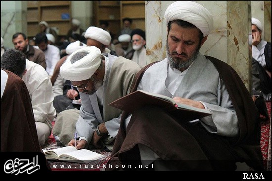 گزارش تصویری / درس خارج فقه آیت الله مظاهری در مدرسه صدر بازار اصفهان / درس خارج فقه آیت الله العظمی شیخ حسین مظاهری رئیس حوزه علمیه اصفهان در مدرسه صدر بازار اصفهان هر روز با حضور طلاب و روحانیون برگزار میگردد. 