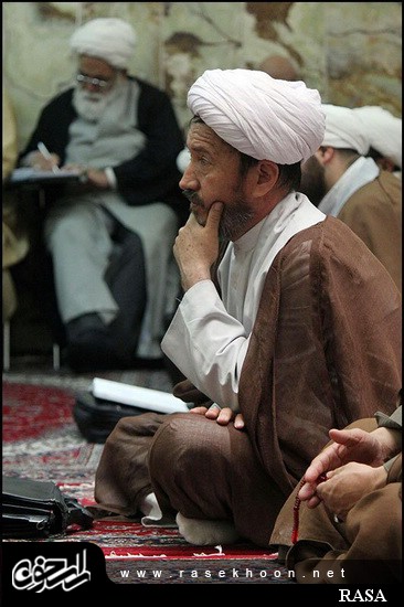 گزارش تصویری / درس خارج فقه آیت الله مظاهری در مدرسه صدر بازار اصفهان / درس خارج فقه آیت الله العظمی شیخ حسین مظاهری رئیس حوزه علمیه اصفهان در مدرسه صدر بازار اصفهان هر روز با حضور طلاب و روحانیون برگزار میگردد. 