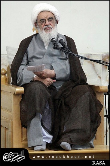 گزارش تصویری / درس خارج فقه آیت الله مظاهری در مدرسه صدر بازار اصفهان / درس خارج فقه آیت الله العظمی شیخ حسین مظاهری رئیس حوزه علمیه اصفهان در مدرسه صدر بازار اصفهان هر روز با حضور طلاب و روحانیون برگزار میگردد. 