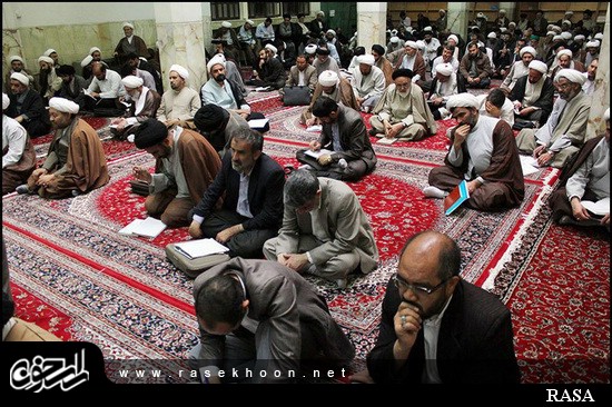 گزارش تصویری / درس خارج فقه آیت الله مظاهری در مدرسه صدر بازار اصفهان / درس خارج فقه آیت الله العظمی شیخ حسین مظاهری رئیس حوزه علمیه اصفهان در مدرسه صدر بازار اصفهان هر روز با حضور طلاب و روحانیون برگزار میگردد. 