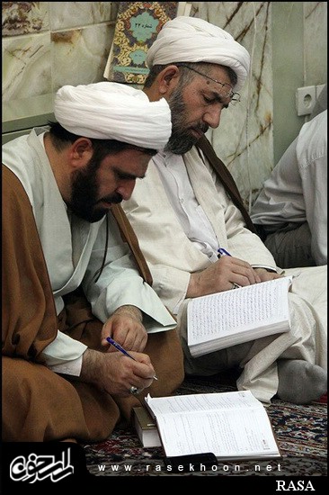 گزارش تصویری / درس خارج فقه آیت الله مظاهری در مدرسه صدر بازار اصفهان / درس خارج فقه آیت الله العظمی شیخ حسین مظاهری رئیس حوزه علمیه اصفهان در مدرسه صدر بازار اصفهان هر روز با حضور طلاب و روحانیون برگزار میگردد. 