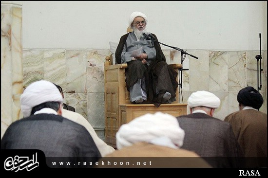 گزارش تصویری / درس خارج فقه آیت الله مظاهری در مدرسه صدر بازار اصفهان / درس خارج فقه آیت الله العظمی شیخ حسین مظاهری رئیس حوزه علمیه اصفهان در مدرسه صدر بازار اصفهان هر روز با حضور طلاب و روحانیون برگزار میگردد. 