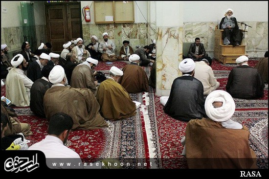 گزارش تصویری / درس خارج فقه آیت الله مظاهری در مدرسه صدر بازار اصفهان / درس خارج فقه آیت الله العظمی شیخ حسین مظاهری رئیس حوزه علمیه اصفهان در مدرسه صدر بازار اصفهان هر روز با حضور طلاب و روحانیون برگزار میگردد. 