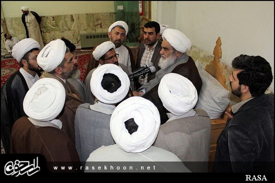 گزارش تصویری / درس خارج فقه آیت الله مظاهری در مدرسه صدر بازار اصفهان / درس خارج فقه آیت الله العظمی شیخ حسین مظاهری رئیس حوزه علمیه اصفهان در مدرسه صدر بازار اصفهان هر روز با حضور طلاب و روحانیون برگزار میگردد. 