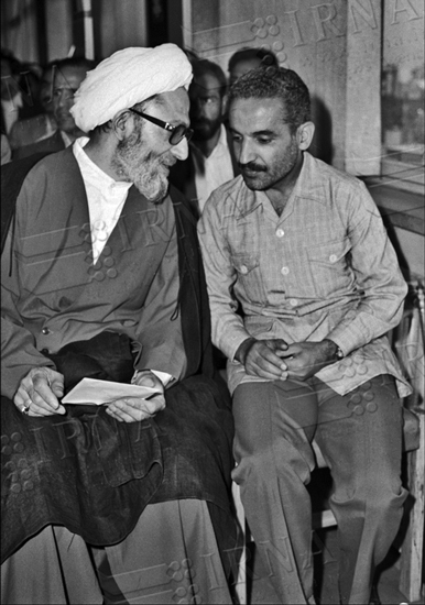 گزارش تصویری همراهی آیت الله مهدوی کنی با انقلاب و رهبری در گذر زمان گزارش تصویری / همراهی آیت الله مهدوی کنی با انقلاب و رهبری در گذر زمان / آیت الله محمد رضا مهدوی کنی رئیس مجلس خبرگان رهبری، عصر چهارشنبه پس از مراسم بیست و پنجمین سالگرد ارتحال امام (ره) بر اثر تشدید عارضه قلبی در بیمارستان بهمن بستری شدند. تصاویر، همراهی آیت الله مهدوی کنی با انقلاب و رهبری را در گذر زمان نشان می دهد.