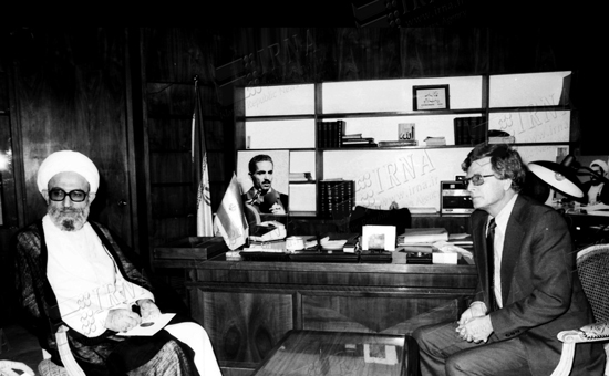 گزارش تصویری همراهی آیت الله مهدوی کنی با انقلاب و رهبری در گذر زمان گزارش تصویری / همراهی آیت الله مهدوی کنی با انقلاب و رهبری در گذر زمان / آیت الله محمد رضا مهدوی کنی رئیس مجلس خبرگان رهبری، عصر چهارشنبه پس از مراسم بیست و پنجمین سالگرد ارتحال امام (ره) بر اثر تشدید عارضه قلبی در بیمارستان بهمن بستری شدند. تصاویر، همراهی آیت الله مهدوی کنی با انقلاب و رهبری را در گذر زمان نشان می دهد.