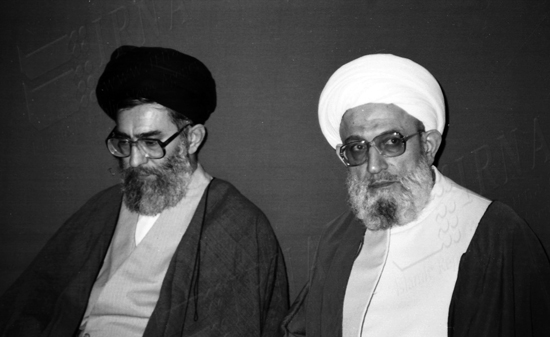 گزارش تصویری همراهی آیت الله مهدوی کنی با انقلاب و رهبری در گذر زمان گزارش تصویری / همراهی آیت الله مهدوی کنی با انقلاب و رهبری در گذر زمان / آیت الله محمد رضا مهدوی کنی رئیس مجلس خبرگان رهبری، عصر چهارشنبه پس از مراسم بیست و پنجمین سالگرد ارتحال امام (ره) بر اثر تشدید عارضه قلبی در بیمارستان بهمن بستری شدند. تصاویر، همراهی آیت الله مهدوی کنی با انقلاب و رهبری را در گذر زمان نشان می دهد.