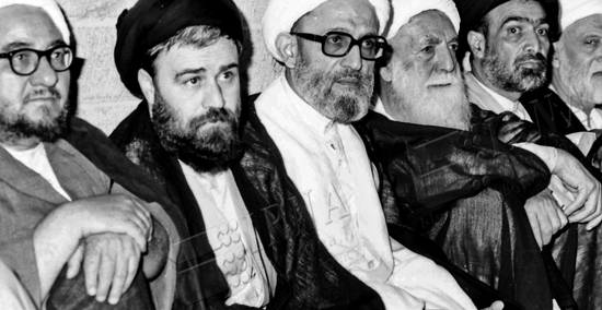 گزارش تصویری همراهی آیت الله مهدوی کنی با انقلاب و رهبری در گذر زمان گزارش تصویری / همراهی آیت الله مهدوی کنی با انقلاب و رهبری در گذر زمان / آیت الله محمد رضا مهدوی کنی رئیس مجلس خبرگان رهبری، عصر چهارشنبه پس از مراسم بیست و پنجمین سالگرد ارتحال امام (ره) بر اثر تشدید عارضه قلبی در بیمارستان بهمن بستری شدند. تصاویر، همراهی آیت الله مهدوی کنی با انقلاب و رهبری را در گذر زمان نشان می دهد.