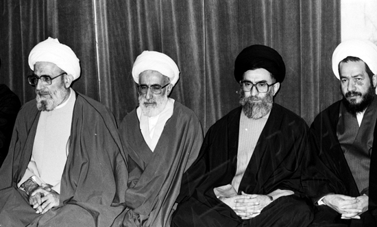 گزارش تصویری همراهی آیت الله مهدوی کنی با انقلاب و رهبری در گذر زمان گزارش تصویری / همراهی آیت الله مهدوی کنی با انقلاب و رهبری در گذر زمان / آیت الله محمد رضا مهدوی کنی رئیس مجلس خبرگان رهبری، عصر چهارشنبه پس از مراسم بیست و پنجمین سالگرد ارتحال امام (ره) بر اثر تشدید عارضه قلبی در بیمارستان بهمن بستری شدند. تصاویر، همراهی آیت الله مهدوی کنی با انقلاب و رهبری را در گذر زمان نشان می دهد.