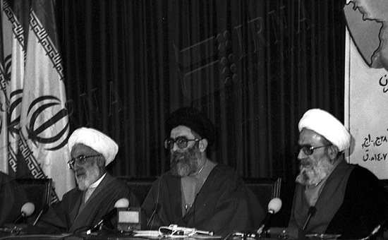 گزارش تصویری همراهی آیت الله مهدوی کنی با انقلاب و رهبری در گذر زمان گزارش تصویری / همراهی آیت الله مهدوی کنی با انقلاب و رهبری در گذر زمان / آیت الله محمد رضا مهدوی کنی رئیس مجلس خبرگان رهبری، عصر چهارشنبه پس از مراسم بیست و پنجمین سالگرد ارتحال امام (ره) بر اثر تشدید عارضه قلبی در بیمارستان بهمن بستری شدند. تصاویر، همراهی آیت الله مهدوی کنی با انقلاب و رهبری را در گذر زمان نشان می دهد.