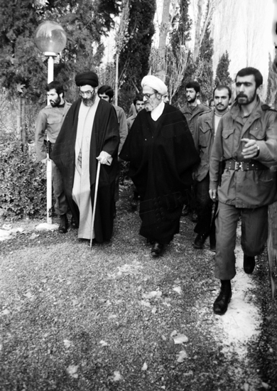 گزارش تصویری همراهی آیت الله مهدوی کنی با انقلاب و رهبری در گذر زمان گزارش تصویری / همراهی آیت الله مهدوی کنی با انقلاب و رهبری در گذر زمان / آیت الله محمد رضا مهدوی کنی رئیس مجلس خبرگان رهبری، عصر چهارشنبه پس از مراسم بیست و پنجمین سالگرد ارتحال امام (ره) بر اثر تشدید عارضه قلبی در بیمارستان بهمن بستری شدند. تصاویر، همراهی آیت الله مهدوی کنی با انقلاب و رهبری را در گذر زمان نشان می دهد.