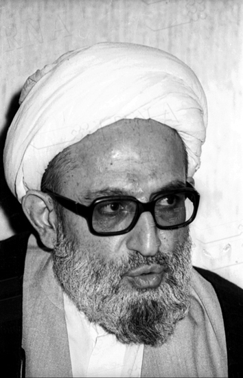 گزارش تصویری همراهی آیت الله مهدوی کنی با انقلاب و رهبری در گذر زمان گزارش تصویری / همراهی آیت الله مهدوی کنی با انقلاب و رهبری در گذر زمان / آیت الله محمد رضا مهدوی کنی رئیس مجلس خبرگان رهبری، عصر چهارشنبه پس از مراسم بیست و پنجمین سالگرد ارتحال امام (ره) بر اثر تشدید عارضه قلبی در بیمارستان بهمن بستری شدند. تصاویر، همراهی آیت الله مهدوی کنی با انقلاب و رهبری را در گذر زمان نشان می دهد.