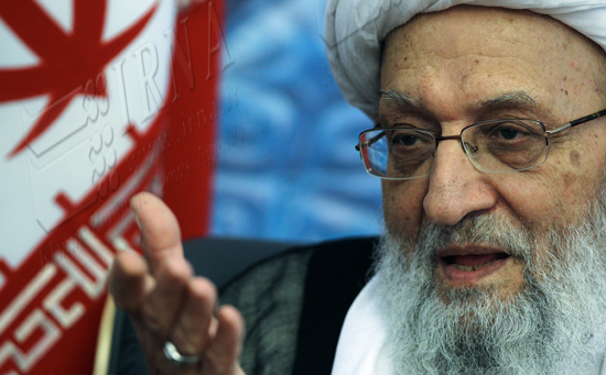 گزارش تصویری همراهی آیت الله مهدوی کنی با انقلاب و رهبری در گذر زمان گزارش تصویری / همراهی آیت الله مهدوی کنی با انقلاب و رهبری در گذر زمان / آیت الله محمد رضا مهدوی کنی رئیس مجلس خبرگان رهبری، عصر چهارشنبه پس از مراسم بیست و پنجمین سالگرد ارتحال امام (ره) بر اثر تشدید عارضه قلبی در بیمارستان بهمن بستری شدند. تصاویر، همراهی آیت الله مهدوی کنی با انقلاب و رهبری را در گذر زمان نشان می دهد.