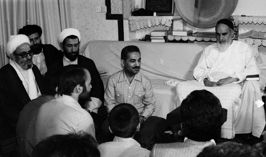 گزارش تصویری همراهی آیت الله مهدوی کنی با انقلاب و رهبری در گذر زمان گزارش تصویری / همراهی آیت الله مهدوی کنی با انقلاب و رهبری در گذر زمان / آیت الله محمد رضا مهدوی کنی رئیس مجلس خبرگان رهبری، عصر چهارشنبه پس از مراسم بیست و پنجمین سالگرد ارتحال امام (ره) بر اثر تشدید عارضه قلبی در بیمارستان بهمن بستری شدند. تصاویر، همراهی آیت الله مهدوی کنی با انقلاب و رهبری را در گذر زمان نشان می دهد.