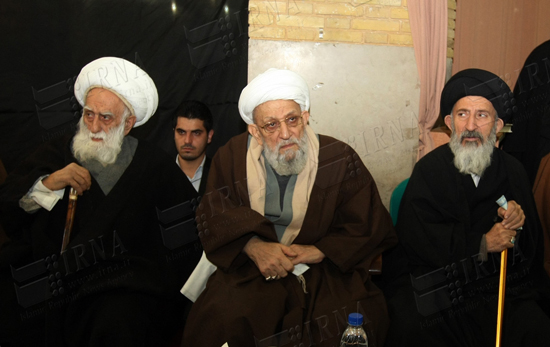 گزارش تصویری همراهی آیت الله مهدوی کنی با انقلاب و رهبری در گذر زمان گزارش تصویری / همراهی آیت الله مهدوی کنی با انقلاب و رهبری در گذر زمان / آیت الله محمد رضا مهدوی کنی رئیس مجلس خبرگان رهبری، عصر چهارشنبه پس از مراسم بیست و پنجمین سالگرد ارتحال امام (ره) بر اثر تشدید عارضه قلبی در بیمارستان بهمن بستری شدند. تصاویر، همراهی آیت الله مهدوی کنی با انقلاب و رهبری را در گذر زمان نشان می دهد.