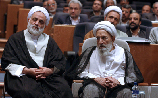 گزارش تصویری همراهی آیت الله مهدوی کنی با انقلاب و رهبری در گذر زمان گزارش تصویری / همراهی آیت الله مهدوی کنی با انقلاب و رهبری در گذر زمان / آیت الله محمد رضا مهدوی کنی رئیس مجلس خبرگان رهبری، عصر چهارشنبه پس از مراسم بیست و پنجمین سالگرد ارتحال امام (ره) بر اثر تشدید عارضه قلبی در بیمارستان بهمن بستری شدند. تصاویر، همراهی آیت الله مهدوی کنی با انقلاب و رهبری را در گذر زمان نشان می دهد.