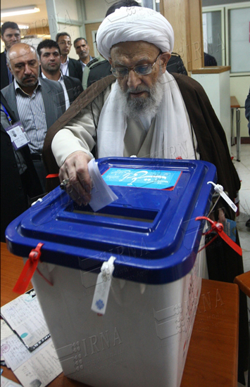 گزارش تصویری همراهی آیت الله مهدوی کنی با انقلاب و رهبری در گذر زمان گزارش تصویری / همراهی آیت الله مهدوی کنی با انقلاب و رهبری در گذر زمان / آیت الله محمد رضا مهدوی کنی رئیس مجلس خبرگان رهبری، عصر چهارشنبه پس از مراسم بیست و پنجمین سالگرد ارتحال امام (ره) بر اثر تشدید عارضه قلبی در بیمارستان بهمن بستری شدند. تصاویر، همراهی آیت الله مهدوی کنی با انقلاب و رهبری را در گذر زمان نشان می دهد.