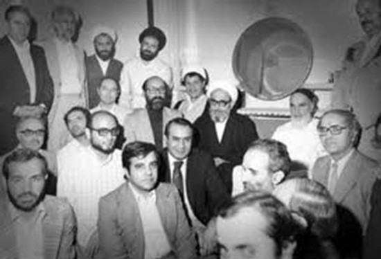 گزارش تصویری همراهی آیت الله مهدوی کنی با انقلاب و رهبری در گذر زمان گزارش تصویری / همراهی آیت الله مهدوی کنی با انقلاب و رهبری در گذر زمان / آیت الله محمد رضا مهدوی کنی رئیس مجلس خبرگان رهبری، عصر چهارشنبه پس از مراسم بیست و پنجمین سالگرد ارتحال امام (ره) بر اثر تشدید عارضه قلبی در بیمارستان بهمن بستری شدند. تصاویر، همراهی آیت الله مهدوی کنی با انقلاب و رهبری را در گذر زمان نشان می دهد.