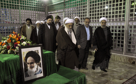 گزارش تصویری همراهی آیت الله مهدوی کنی با انقلاب و رهبری در گذر زمان گزارش تصویری / همراهی آیت الله مهدوی کنی با انقلاب و رهبری در گذر زمان / آیت الله محمد رضا مهدوی کنی رئیس مجلس خبرگان رهبری، عصر چهارشنبه پس از مراسم بیست و پنجمین سالگرد ارتحال امام (ره) بر اثر تشدید عارضه قلبی در بیمارستان بهمن بستری شدند. تصاویر، همراهی آیت الله مهدوی کنی با انقلاب و رهبری را در گذر زمان نشان می دهد.