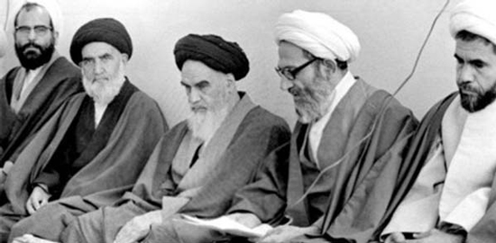 گزارش تصویری همراهی آیت الله مهدوی کنی با انقلاب و رهبری در گذر زمان گزارش تصویری / همراهی آیت الله مهدوی کنی با انقلاب و رهبری در گذر زمان / آیت الله محمد رضا مهدوی کنی رئیس مجلس خبرگان رهبری، عصر چهارشنبه پس از مراسم بیست و پنجمین سالگرد ارتحال امام (ره) بر اثر تشدید عارضه قلبی در بیمارستان بهمن بستری شدند. تصاویر، همراهی آیت الله مهدوی کنی با انقلاب و رهبری را در گذر زمان نشان می دهد.