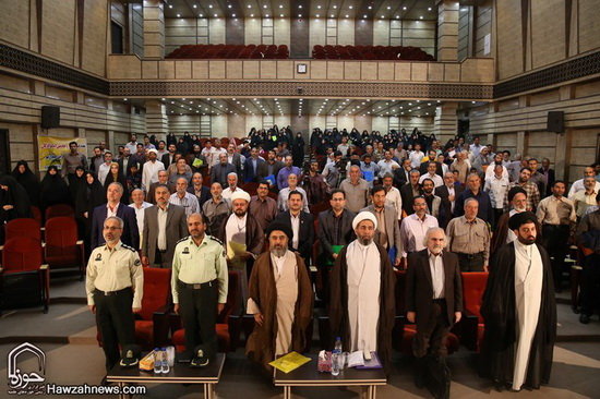 گزارش تصویری / همایش تکریم و بزرگداشت امامزاده سید علی(ع) از نوادگان حضرت عباس(ع) در قم / همایش تکریم و بزرگداشت امامزاده سید علی (ع) از نوادگان حضرت ابوالفضل العباس (ع) در سالن اجتماعات امامزاده شاه سید علی (ع) قم برگزارشد.علی محمدی نماینده ولی‌فقیه در سازمان اوقاف و امور خیریه کشور، حجت‌الاسلام والمسلمین سید اسماعیل حسینی‌مقدم مدیرکل اوقاف و امور خیریه قم و حجت‌الاسلام احمد عابدی رئیس دانشگاه علوم و معارف قرآن کریم از جمله مهمانان و سخنرانان این مراسم بودند.در بخش پایانی این مراسم از خادمان افتخاری و کسانی که در طول سال به زائران امامزاده شاه سید علی (ع) خدمت کرده بودند تقدیر و تجلیل صورت گرفت.