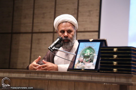 گزارش تصویری / همایش تکریم و بزرگداشت امامزاده سید علی(ع) از نوادگان حضرت عباس(ع) در قم / همایش تکریم و بزرگداشت امامزاده سید علی (ع) از نوادگان حضرت ابوالفضل العباس (ع) در سالن اجتماعات امامزاده شاه سید علی (ع) قم برگزارشد.علی محمدی نماینده ولی‌فقیه در سازمان اوقاف و امور خیریه کشور، حجت‌الاسلام والمسلمین سید اسماعیل حسینی‌مقدم مدیرکل اوقاف و امور خیریه قم و حجت‌الاسلام احمد عابدی رئیس دانشگاه علوم و معارف قرآن کریم از جمله مهمانان و سخنرانان این مراسم بودند.در بخش پایانی این مراسم از خادمان افتخاری و کسانی که در طول سال به زائران امامزاده شاه سید علی (ع) خدمت کرده بودند تقدیر و تجلیل صورت گرفت.