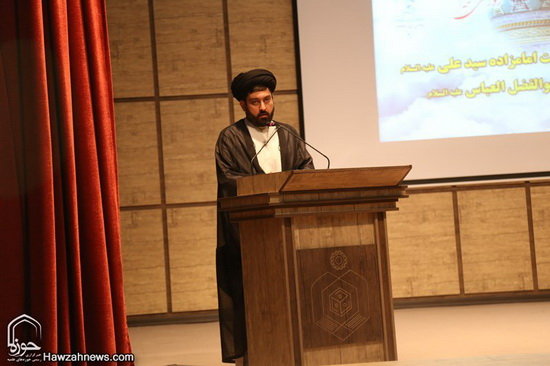 گزارش تصویری / همایش تکریم و بزرگداشت امامزاده سید علی(ع) از نوادگان حضرت عباس(ع) در قم / همایش تکریم و بزرگداشت امامزاده سید علی (ع) از نوادگان حضرت ابوالفضل العباس (ع) در سالن اجتماعات امامزاده شاه سید علی (ع) قم برگزارشد.علی محمدی نماینده ولی‌فقیه در سازمان اوقاف و امور خیریه کشور، حجت‌الاسلام والمسلمین سید اسماعیل حسینی‌مقدم مدیرکل اوقاف و امور خیریه قم و حجت‌الاسلام احمد عابدی رئیس دانشگاه علوم و معارف قرآن کریم از جمله مهمانان و سخنرانان این مراسم بودند.در بخش پایانی این مراسم از خادمان افتخاری و کسانی که در طول سال به زائران امامزاده شاه سید علی (ع) خدمت کرده بودند تقدیر و تجلیل صورت گرفت.