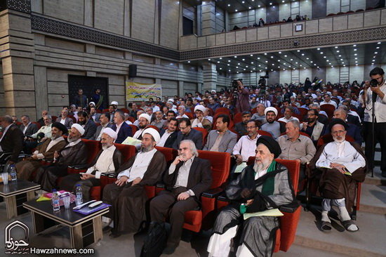 گزارش تصویری / همایش تکریم و بزرگداشت امامزاده سید علی(ع) از نوادگان حضرت عباس(ع) در قم / همایش تکریم و بزرگداشت امامزاده سید علی (ع) از نوادگان حضرت ابوالفضل العباس (ع) در سالن اجتماعات امامزاده شاه سید علی (ع) قم برگزارشد.علی محمدی نماینده ولی‌فقیه در سازمان اوقاف و امور خیریه کشور، حجت‌الاسلام والمسلمین سید اسماعیل حسینی‌مقدم مدیرکل اوقاف و امور خیریه قم و حجت‌الاسلام احمد عابدی رئیس دانشگاه علوم و معارف قرآن کریم از جمله مهمانان و سخنرانان این مراسم بودند.در بخش پایانی این مراسم از خادمان افتخاری و کسانی که در طول سال به زائران امامزاده شاه سید علی (ع) خدمت کرده بودند تقدیر و تجلیل صورت گرفت.