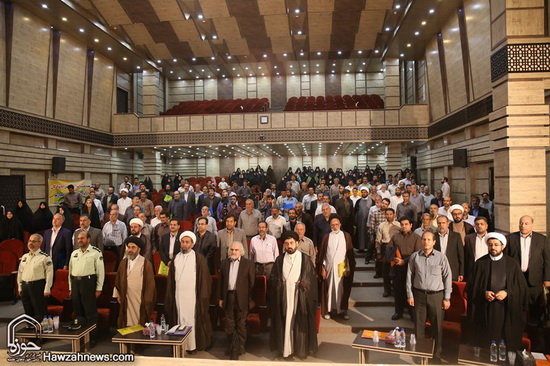 گزارش تصویری / همایش تکریم و بزرگداشت امامزاده سید علی(ع) از نوادگان حضرت عباس(ع) در قم / همایش تکریم و بزرگداشت امامزاده سید علی (ع) از نوادگان حضرت ابوالفضل العباس (ع) در سالن اجتماعات امامزاده شاه سید علی (ع) قم برگزارشد.علی محمدی نماینده ولی‌فقیه در سازمان اوقاف و امور خیریه کشور، حجت‌الاسلام والمسلمین سید اسماعیل حسینی‌مقدم مدیرکل اوقاف و امور خیریه قم و حجت‌الاسلام احمد عابدی رئیس دانشگاه علوم و معارف قرآن کریم از جمله مهمانان و سخنرانان این مراسم بودند.در بخش پایانی این مراسم از خادمان افتخاری و کسانی که در طول سال به زائران امامزاده شاه سید علی (ع) خدمت کرده بودند تقدیر و تجلیل صورت گرفت.