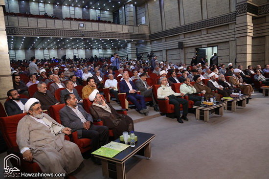 گزارش تصویری / همایش تکریم و بزرگداشت امامزاده سید علی(ع) از نوادگان حضرت عباس(ع) در قم / همایش تکریم و بزرگداشت امامزاده سید علی (ع) از نوادگان حضرت ابوالفضل العباس (ع) در سالن اجتماعات امامزاده شاه سید علی (ع) قم برگزارشد.علی محمدی نماینده ولی‌فقیه در سازمان اوقاف و امور خیریه کشور، حجت‌الاسلام والمسلمین سید اسماعیل حسینی‌مقدم مدیرکل اوقاف و امور خیریه قم و حجت‌الاسلام احمد عابدی رئیس دانشگاه علوم و معارف قرآن کریم از جمله مهمانان و سخنرانان این مراسم بودند.در بخش پایانی این مراسم از خادمان افتخاری و کسانی که در طول سال به زائران امامزاده شاه سید علی (ع) خدمت کرده بودند تقدیر و تجلیل صورت گرفت.